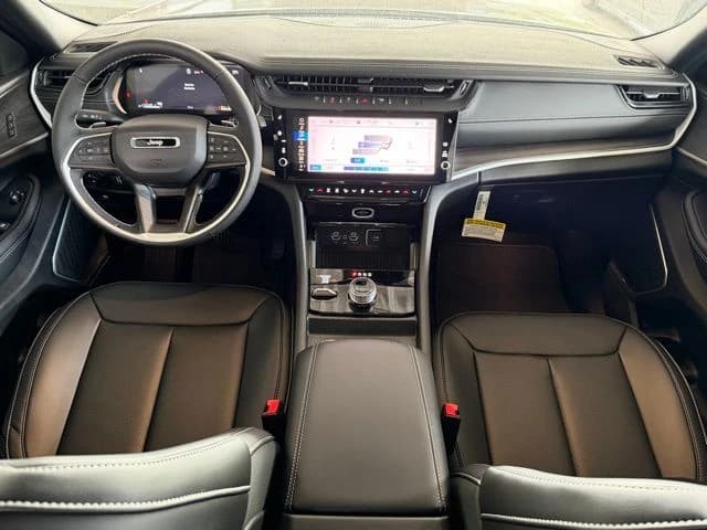Jeep Grand Cherokee Limited 4x4 2026 — side view