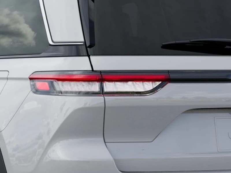 Jeep Grand Cherokee Limited 4x4 2026 — side view