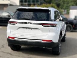 Jeep Grand Cherokee Limited 4x4 2026 — side view