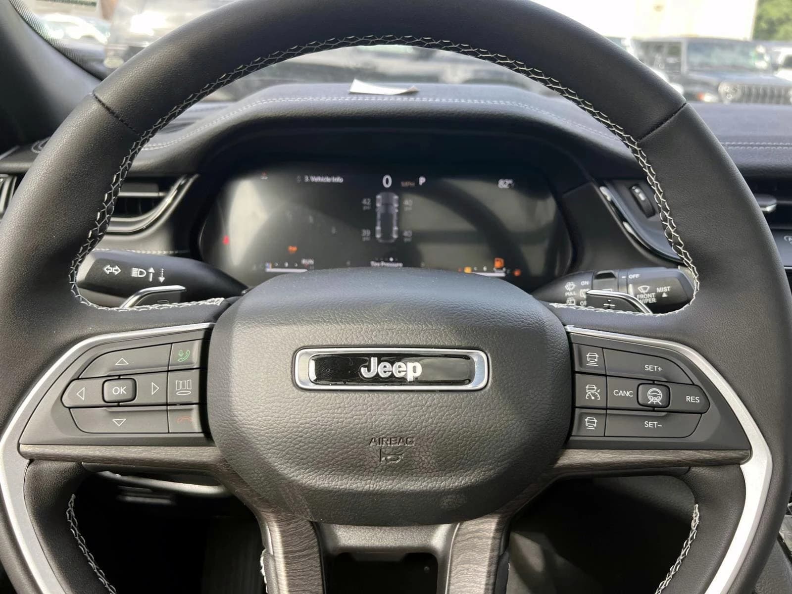 Jeep Grand Cherokee Limited 4x4 2026 — side view