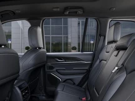 Jeep Grand Cherokee Limited 4x4 2026 — side view