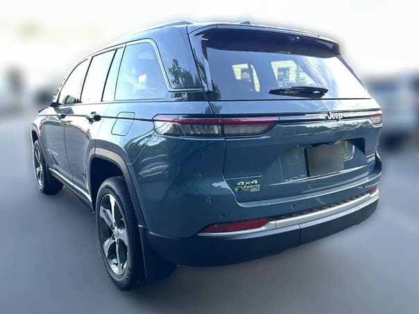 Jeep Grand Cherokee Limited 4x4 2026 — side view