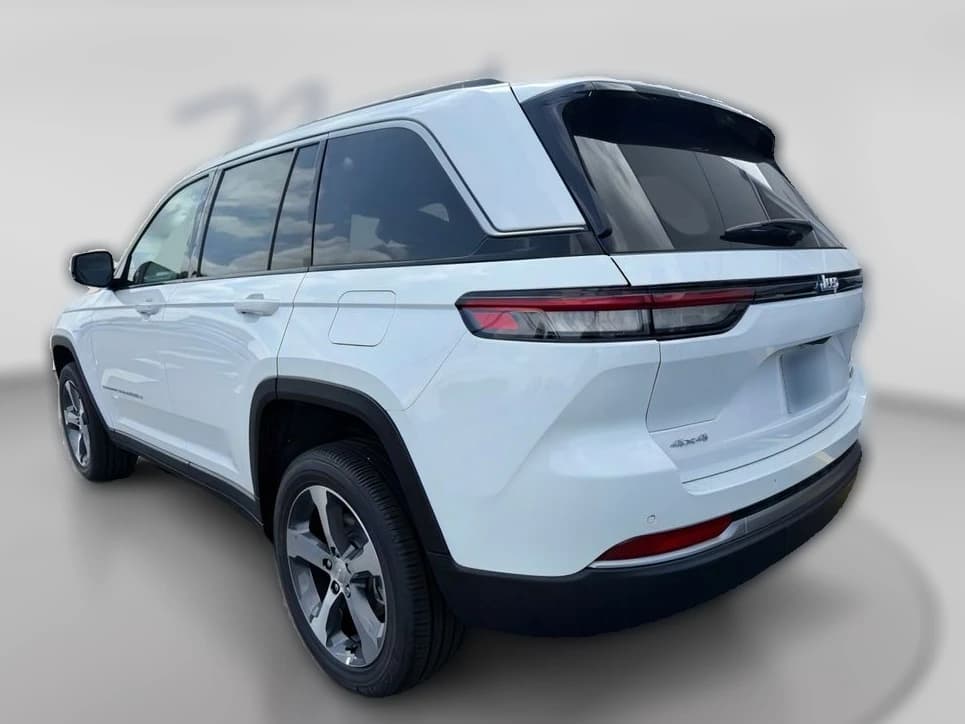 Jeep Grand Cherokee Limited 4x4 2026 — side view