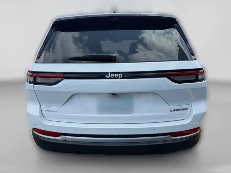 Jeep Grand Cherokee Limited 4x4 2026 — side view