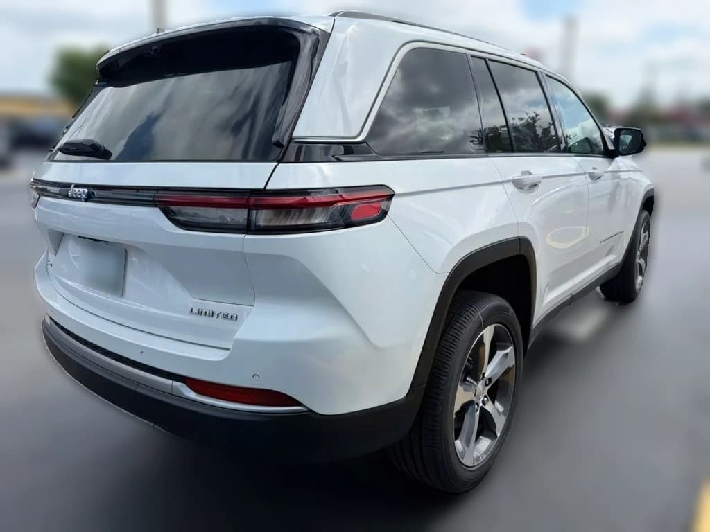 Jeep Grand Cherokee Limited 4x4 2026 — side view