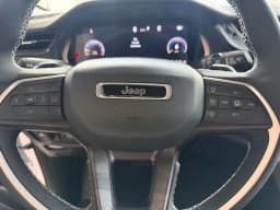 Jeep Grand Cherokee Limited 4x4 2026 — side view