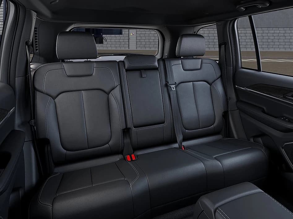 Jeep Grand Cherokee Limited 4x4 2026 — side view