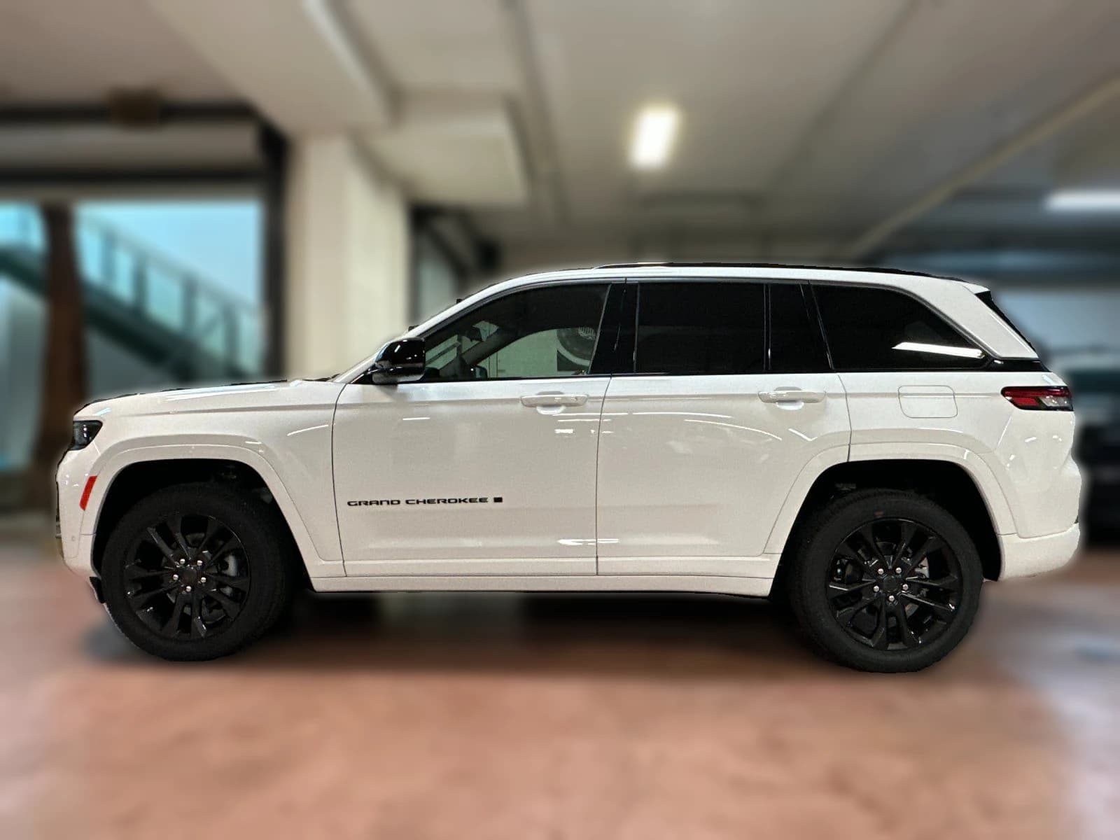 Jeep Grand Cherokee Limited Reserve 4x4 2026 — side view