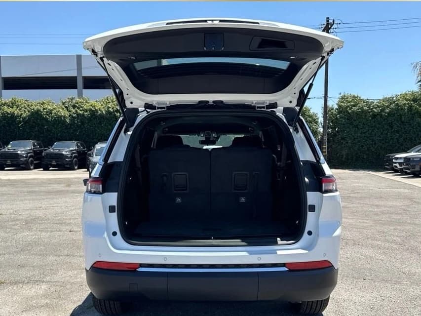 Jeep Grand Cherokee L Laredo 4x2 2026 — side view