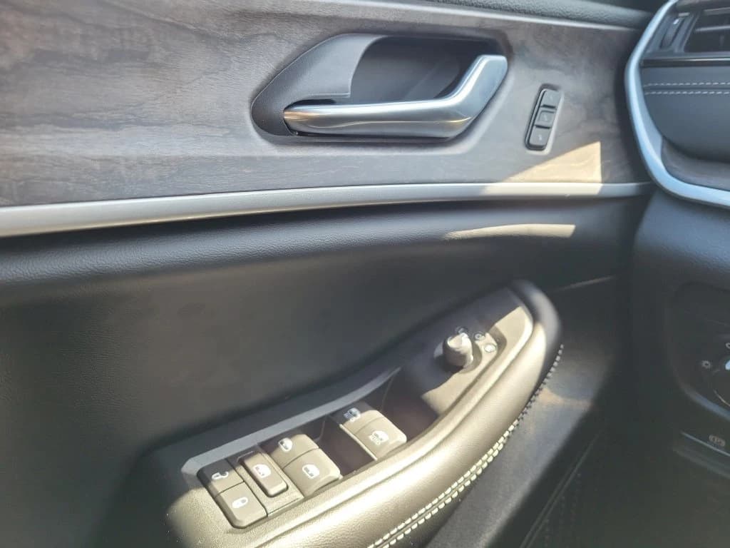 Jeep Grand Cherokee L Limited 4x2 2026 — side view