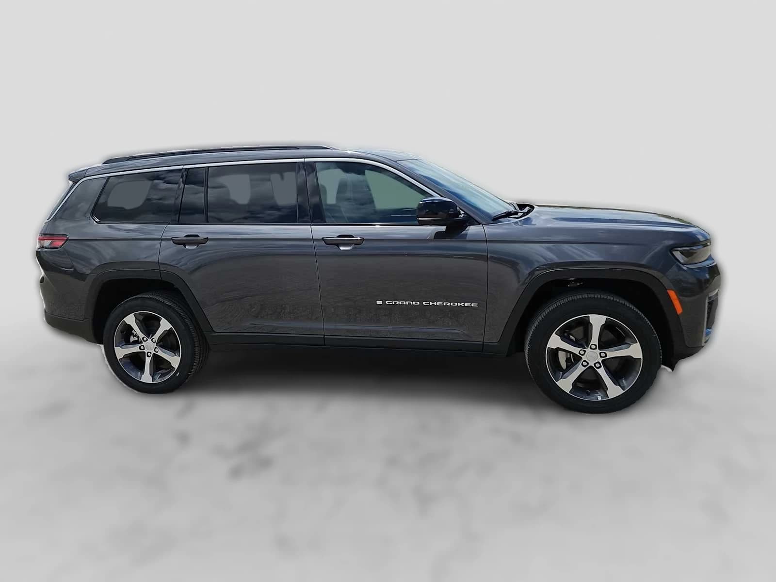 Jeep Grand Cherokee L Limited 4x4 2026 — side view