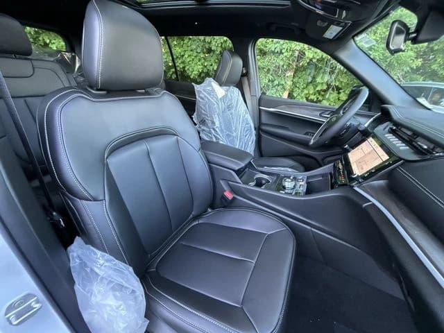 Jeep Grand Cherokee L Limited 4x4 2026 — side view
