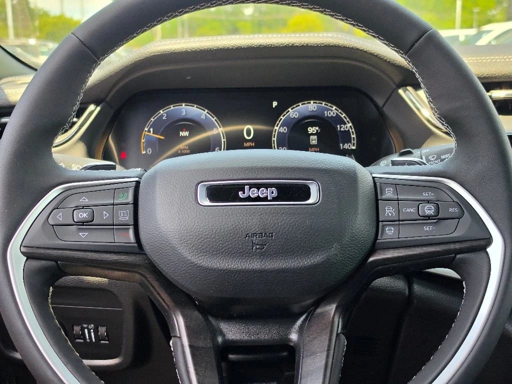 Jeep Grand Cherokee L Limited 4x4 2026 — side view