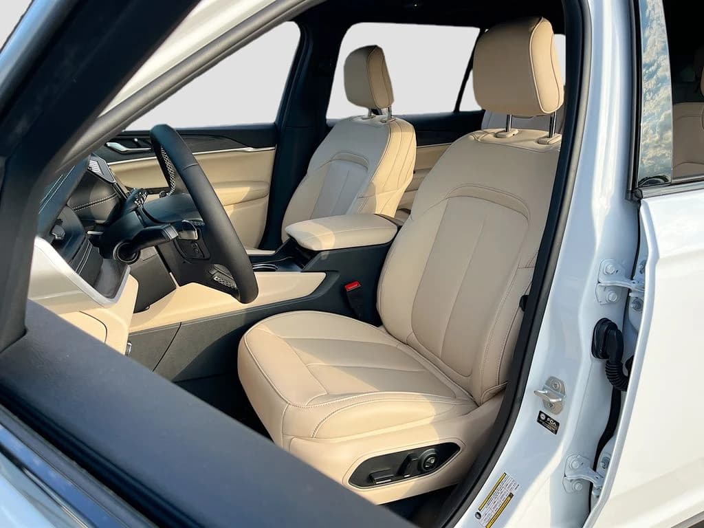 Jeep Grand Cherokee L Limited 4x4 2026 — side view