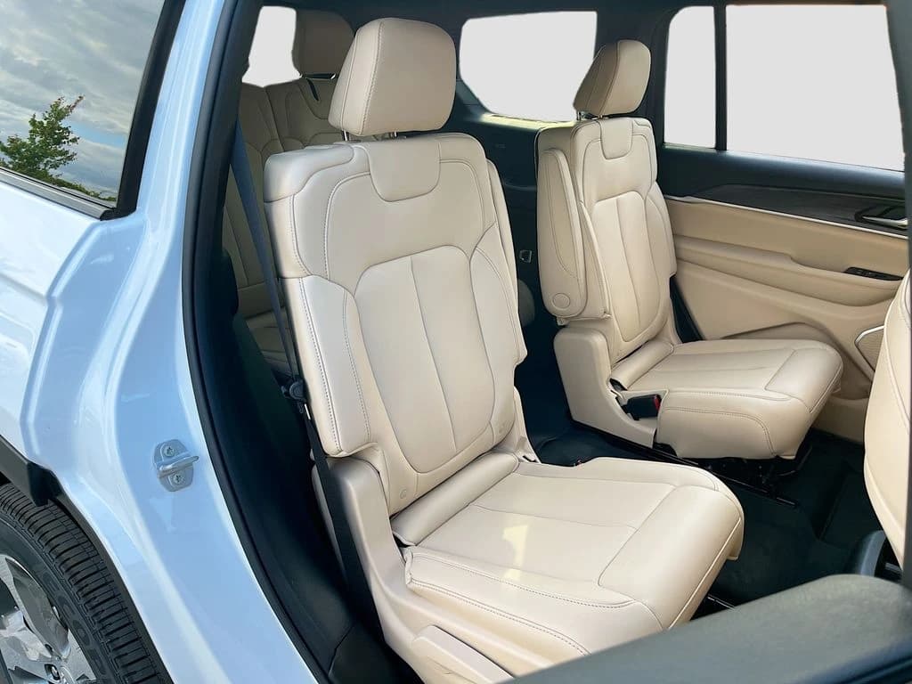 Jeep Grand Cherokee L Limited 4x4 2026 — side view