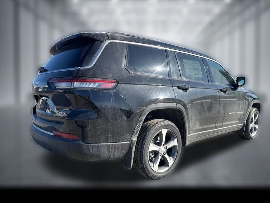 Jeep Grand Cherokee L Limited 4x4 2026 — side view