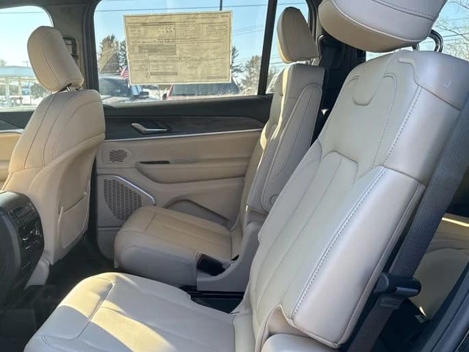 Jeep Grand Cherokee L Limited 4x4 2026 — side view
