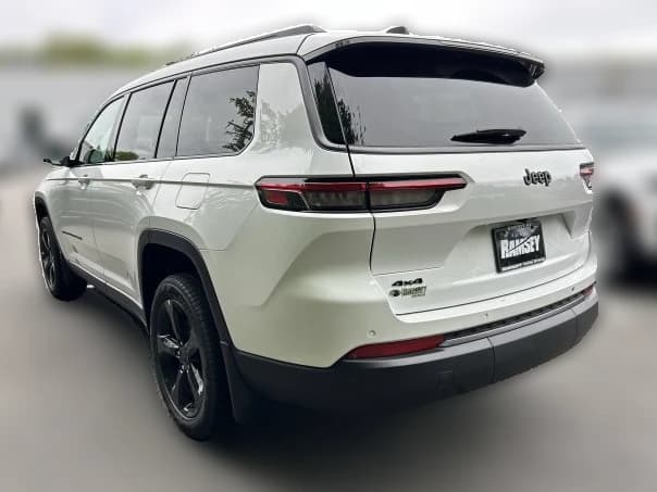 Jeep Grand Cherokee L Limited 4x4 2026 — side view