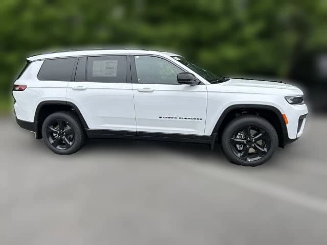 Jeep Grand Cherokee L Limited 4x4 2026 — side view