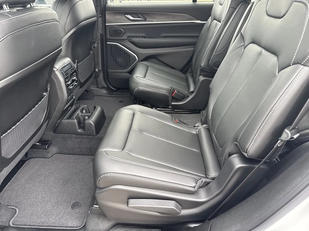 Jeep Grand Cherokee L Limited 4x4 2026 — side view