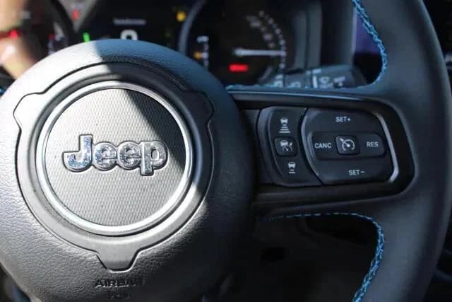 Jeep Wrangler 4xe Rubicon 4x4 2025 — side view