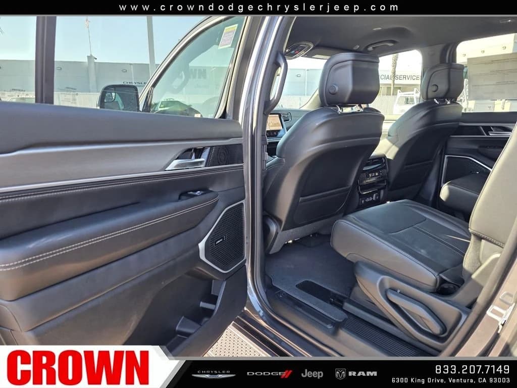Jeep Grand Wagoneer L 4x2 2026 — side view