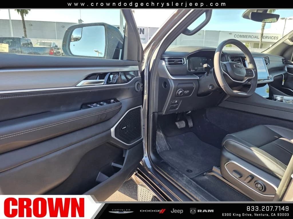 Jeep Grand Wagoneer L 4x2 2026 — side view