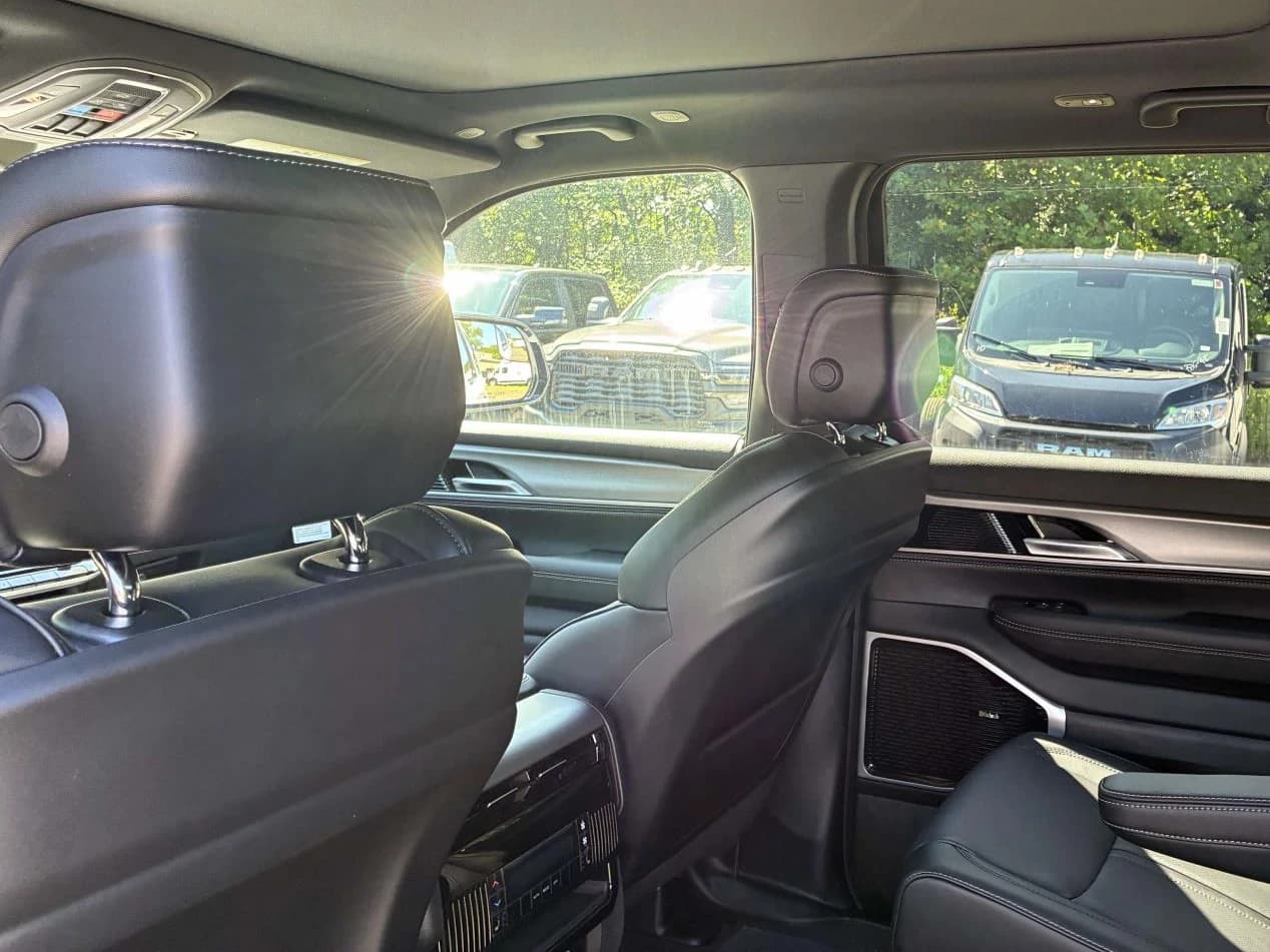 Jeep Grand Wagoneer L Limited Altitude 4x4 2026 — side view