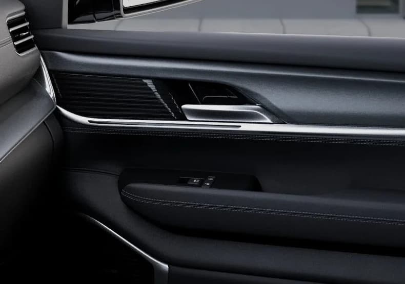 Jeep Grand Wagoneer L Limited Altitude 4x4 2026 — side view