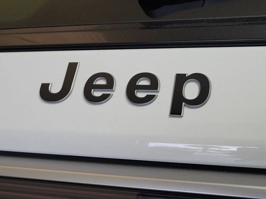 Jeep Grand Wagoneer Base 4x2 2026 — side view
