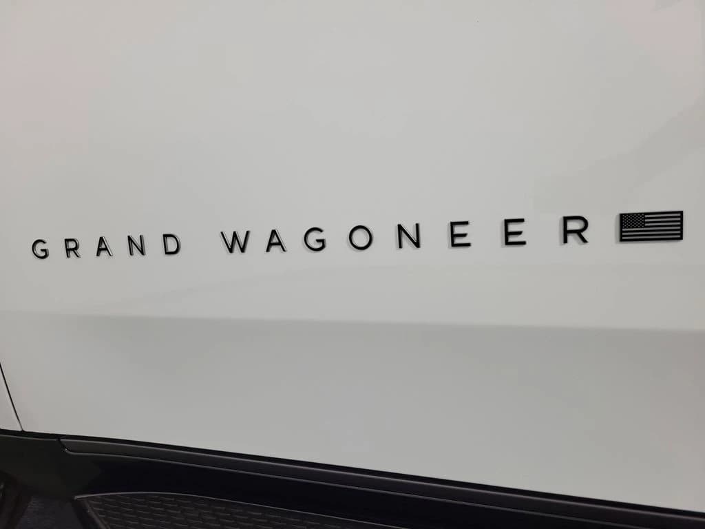Jeep Grand Wagoneer Base 4x2 2026 — side view