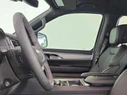 Jeep Grand Wagoneer Base 4x2 2026 — side view