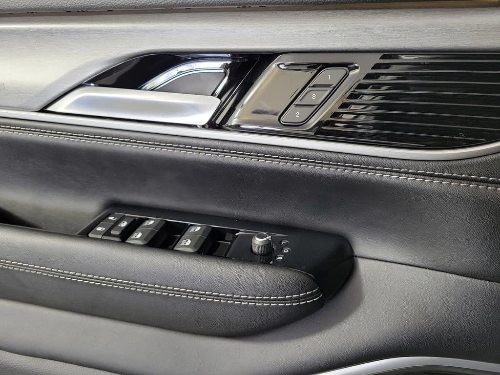 Jeep Grand Wagoneer Base 4x2 2026 — side view