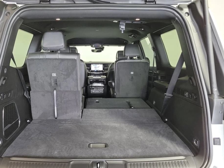 Jeep Grand Wagoneer Base 4x2 2026 — side view