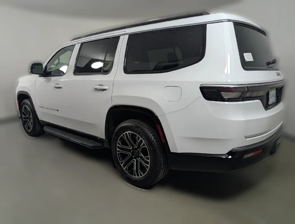 Jeep Grand Wagoneer Base 4x2 2026 — side view