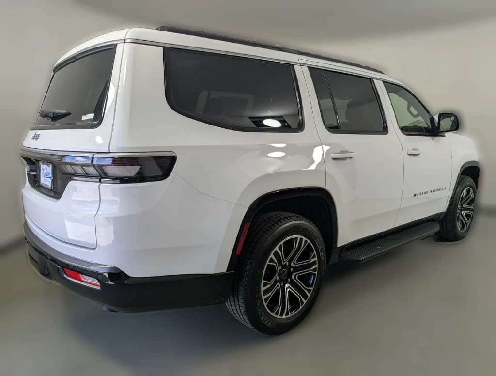 Jeep Grand Wagoneer Base 4x2 2026 — side view