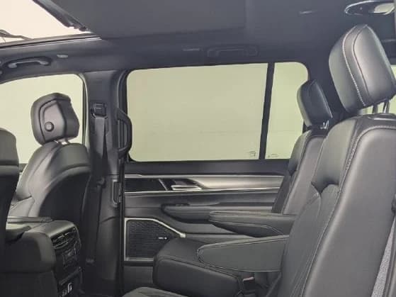 Jeep Grand Wagoneer Base 4x2 2026 — side view