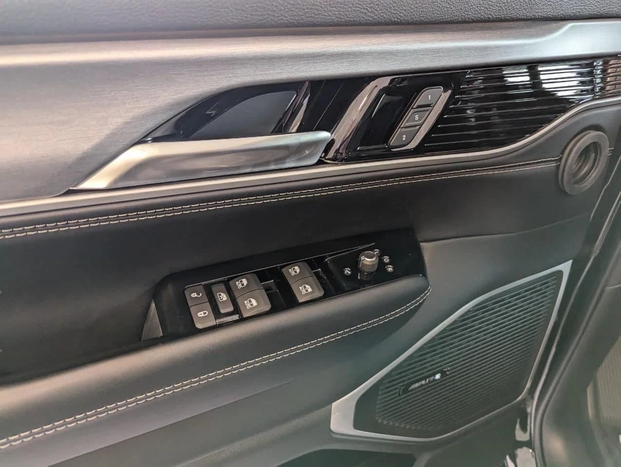 Jeep Grand Wagoneer Upland 4x4 2026 — side view