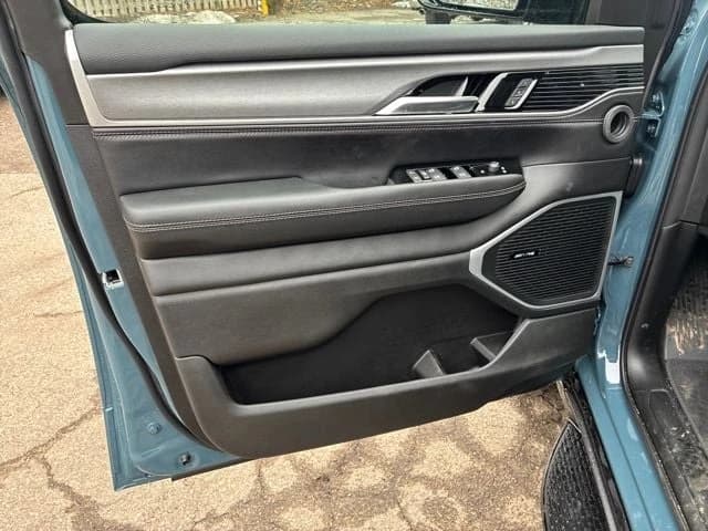 Jeep Grand Wagoneer Limited Altitude 4x4 2026 — side view
