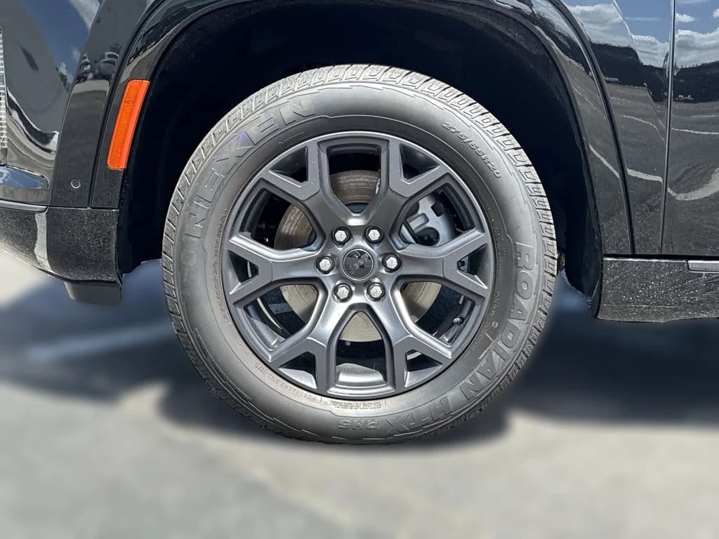 Jeep Grand Wagoneer Limited Altitude 4x4 2026 — side view