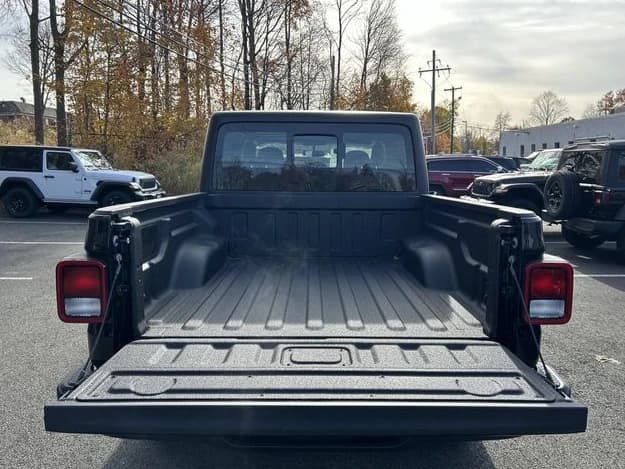 Jeep Gladiator Sport 4x4 2026 — side view
