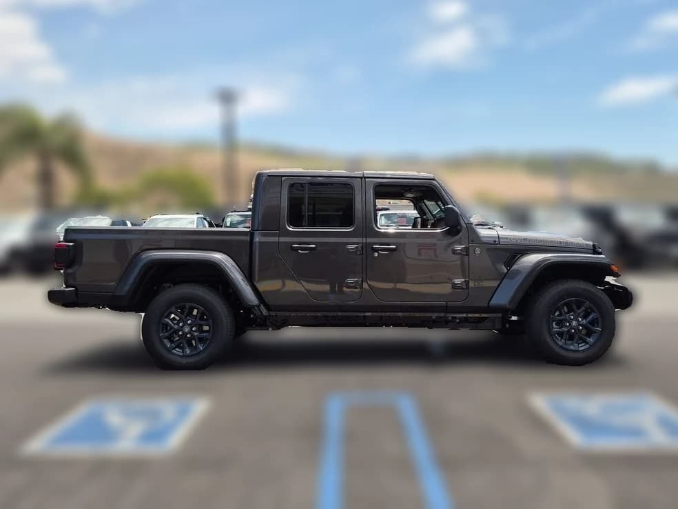 Jeep Gladiator 85th Anniversary Edition 4x4 2026 — side view