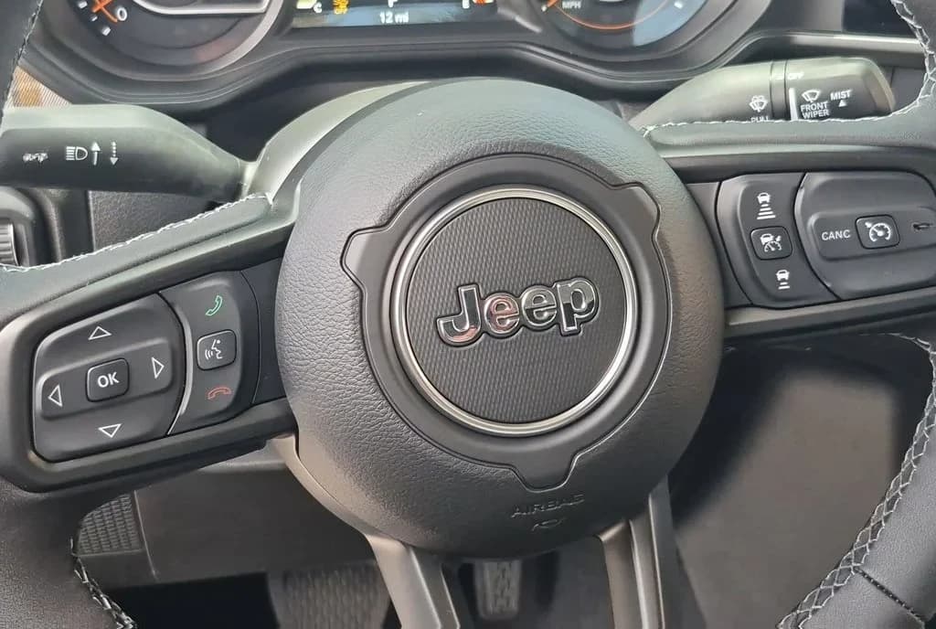 Jeep Gladiator 85th Anniversary Edition 4x4 2026 — side view