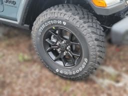 Jeep Gladiator Willys 4x4 2026 — side view