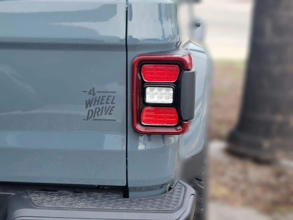 Jeep Gladiator Willys 4x4 2026 — side view