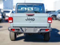 Jeep Gladiator Sport 4x4 2026 — side view