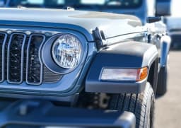 Jeep Gladiator Sport 4x4 2026 — side view