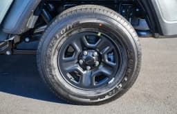 Jeep Gladiator Sport 4x4 2026 — side view