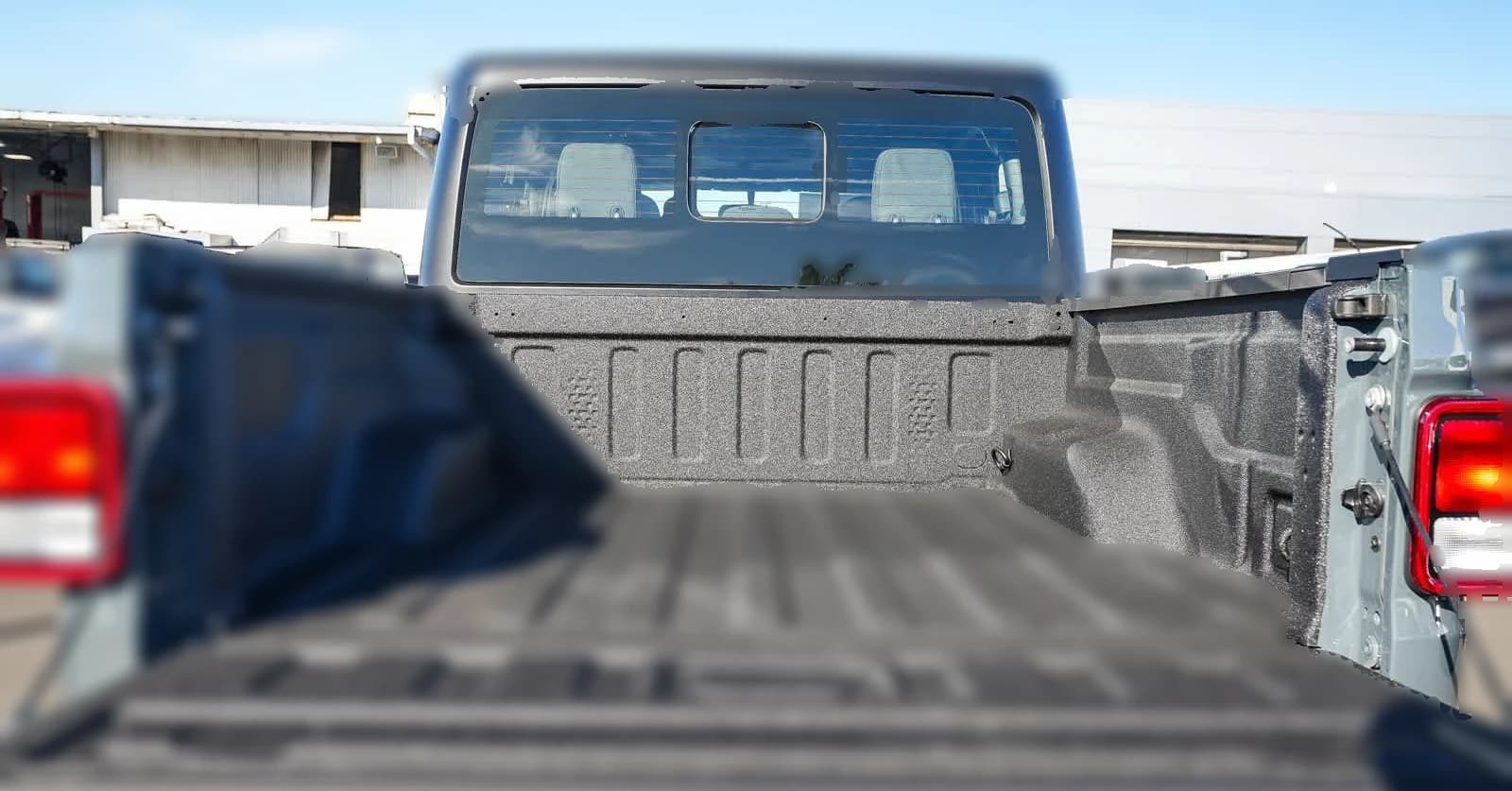 Jeep Gladiator Sport 4x4 2026 — side view