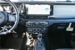 Jeep Gladiator Sport 4x4 2026 — side view